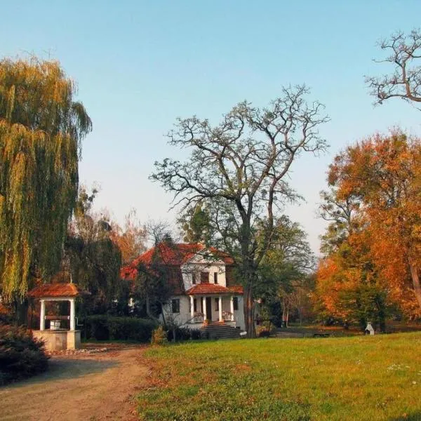 Apartament w zabytkowym parku nad jeziorem，位于Jeziory Wielkie的酒店