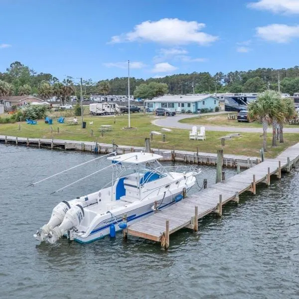Waterfront Vacation Home near Camp Lejeune，位于Sneads Ferry的酒店