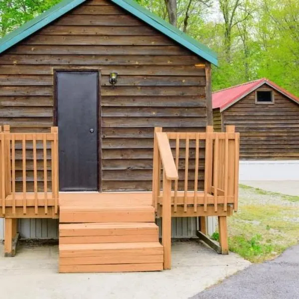 Charming Log Cabin in Bloomington，位于贝德福德的酒店