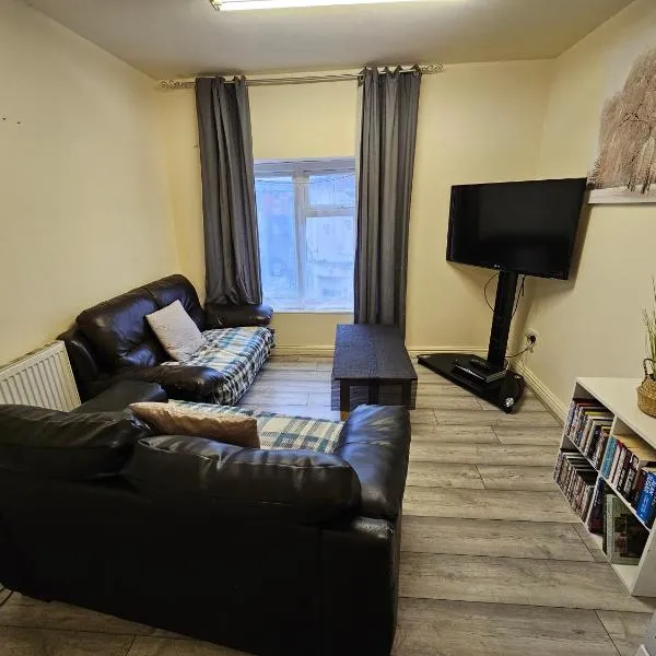 2 bedroom apartment in Greater Manchester，位于萨德尔沃思的酒店