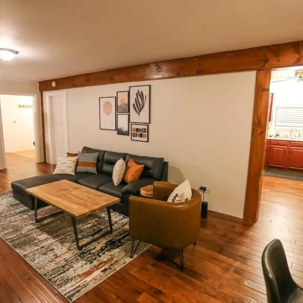 Modern & Cozy Getaway House near Conway lake - Pet Friendly，位于康威的酒店