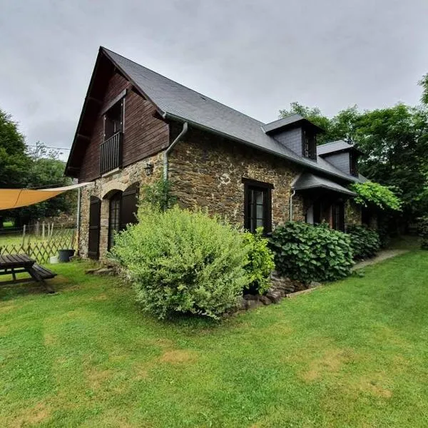 Authentic French house with great view 4 bedrooms and a lot of land，位于Troche的酒店