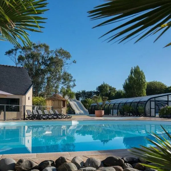 mobil home 6 pers camping 4 étoiles domaine de la pommeraie tregunc bretagne，位于特雷甘克的酒店