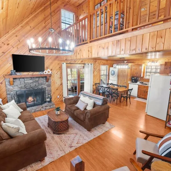 Firefly Lodge - Cozy 4 bedroom cabin minutes to Helen，位于索蒂纳科奇的酒店