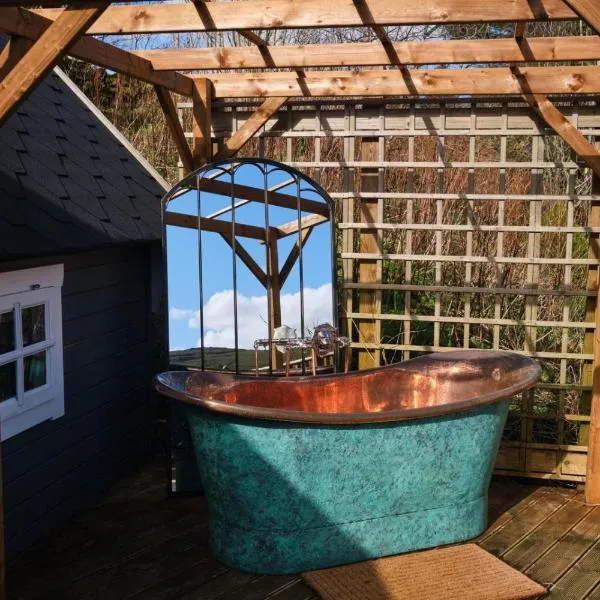 1 - Incredible Views - Outdoor Bathtub - Unique Style，位于Pont Sticill的酒店