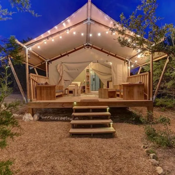 12 Fires Luxury Glamping with AC #5，位于约翰逊城的酒店