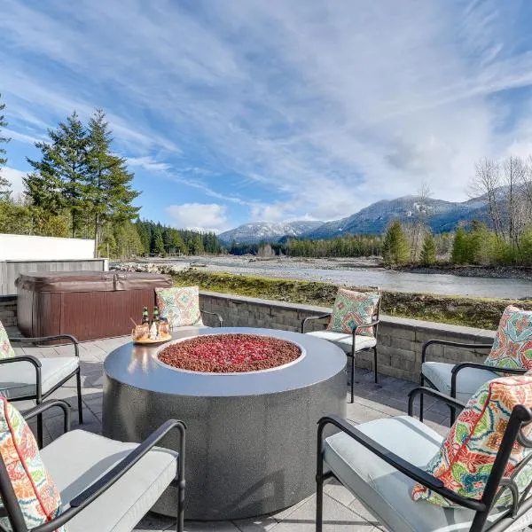 Riverfront Home with Deck, Near Mount Rainier!，位于帕克伍德的酒店