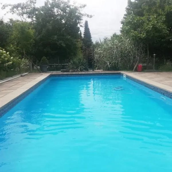 Logement avec piscine，位于布伦斯塔特的酒店
