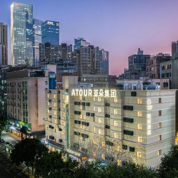 深圳北站东广场轻居酒店，位于龙华的酒店