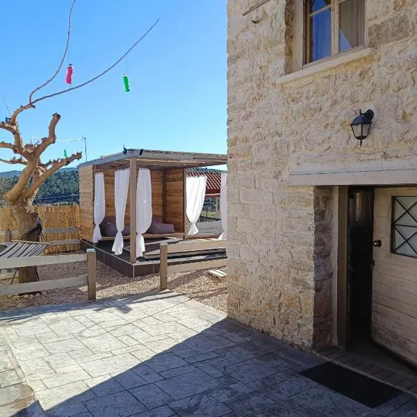 Agios Ioannis Stone Cottage with Private Heated Pool & Hydro-massage，位于Áyios Ioánnis的酒店