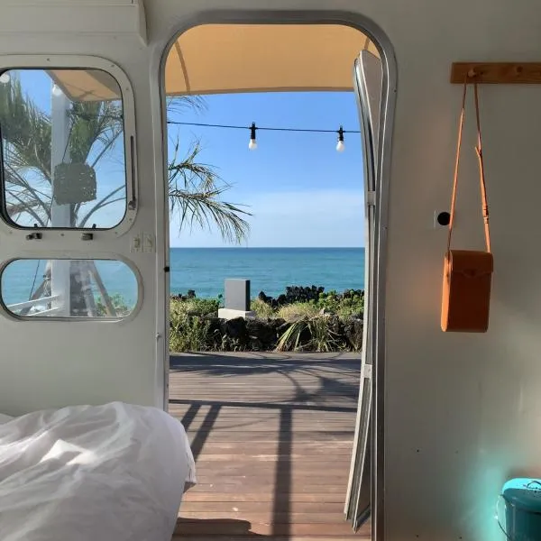 BeachBoys - Retro Caravan AirStream，位于济州市的酒店
