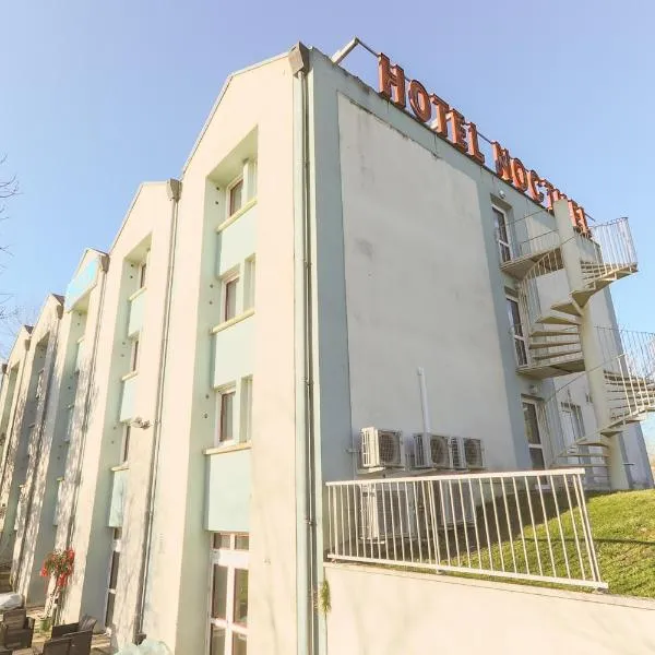 HOTEL NOCTUEL，位于Saint-Hilarion的酒店