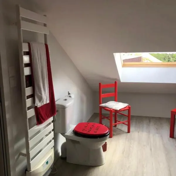 Chambre et salle d'eau privées dans maison de ville，位于La Chaize-le-Vicomte的酒店