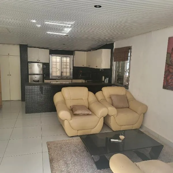 Cozy 2 Bedroom Bungalow.，位于弗里敦的酒店