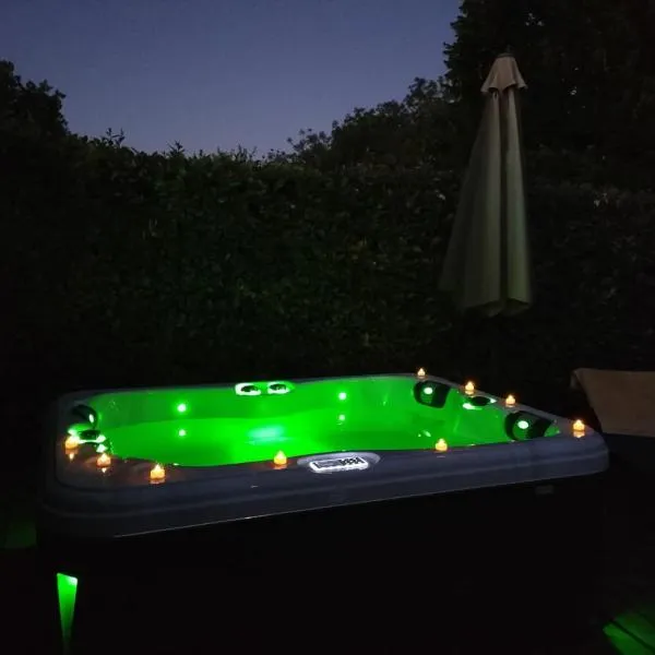Le SPA d'Adélaïde son jacuzzi privé，位于Andillac的酒店