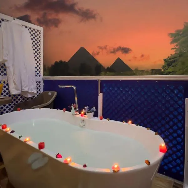 Turquoise Pyramids & Grand Egyptian museum view Hotel，位于开罗的酒店