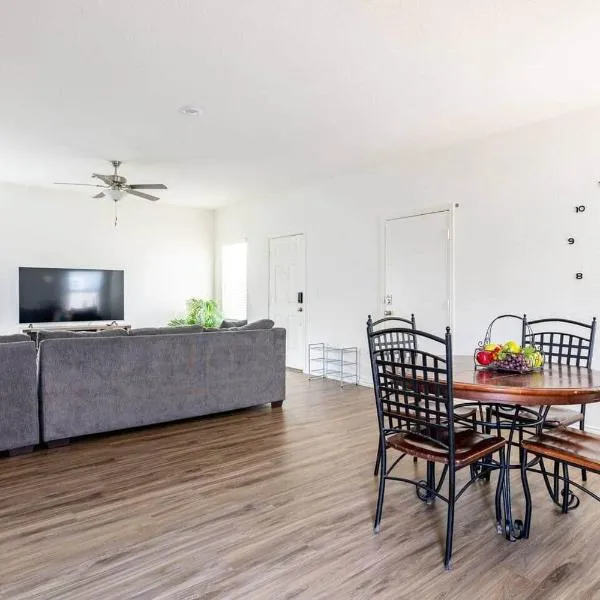 Contemporary Austin Home Near Downtown & Airport，位于奥斯汀的酒店