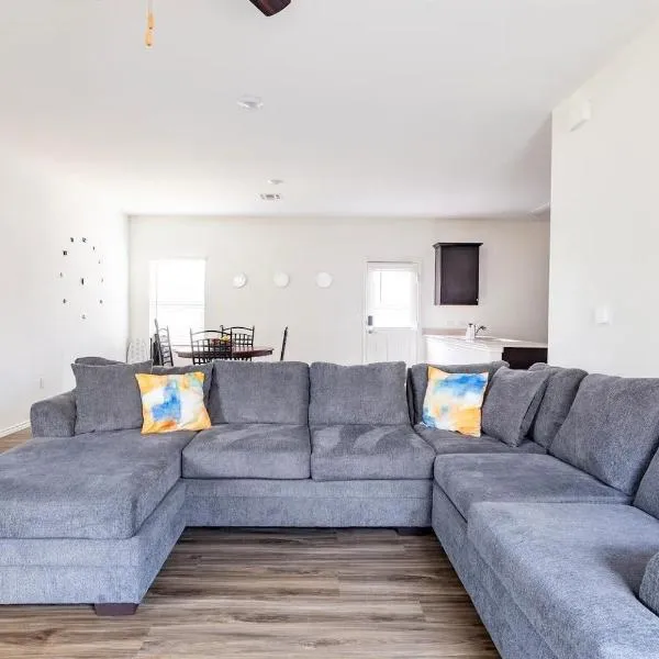 Contemporary Austin Home Near Downtown & Airport，位于奥斯汀的酒店
