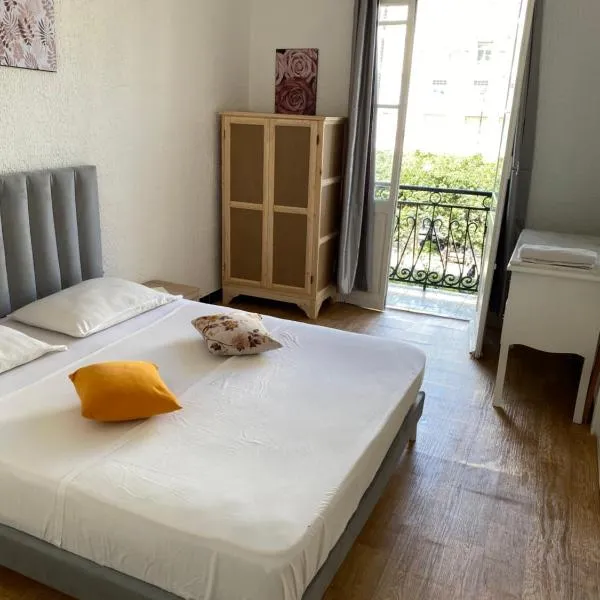 Appartement lumineux centre-ville，位于Ben Arous的酒店