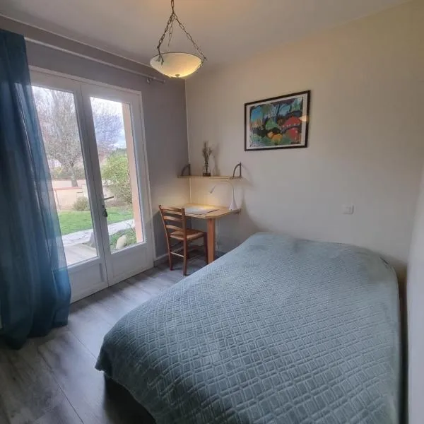 Studio T1 paisible dans villa avec bassin naturel，位于Saint-Pierre-de-Lages的酒店