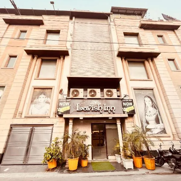 Qotel Signature Lavish Rajouri Garden New Delhi，位于新德里的酒店
