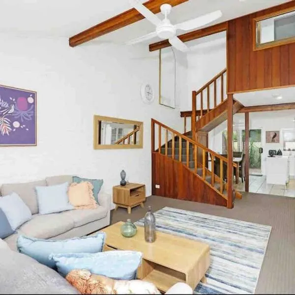 Beach Cockatoo 2Bed Townhouse Family Getaway Surfs up!，位于科夫斯港的酒店