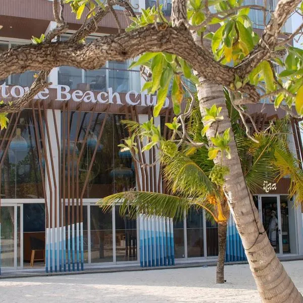 Stone Beach Club，位于迪弗西的酒店