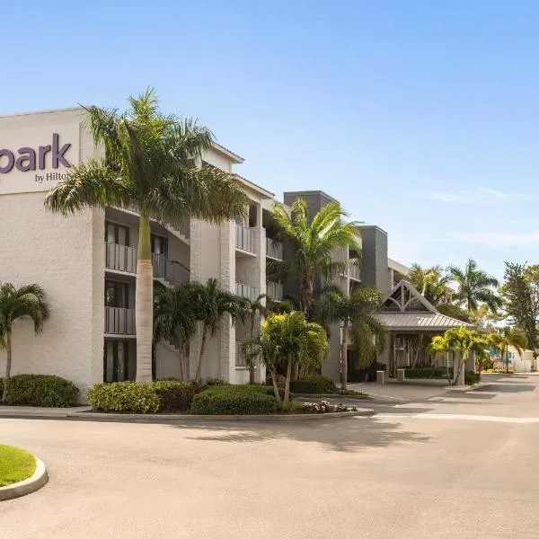Spark by Hilton Sarasota Siesta Key Gateway，位于Bailey Hall的酒店