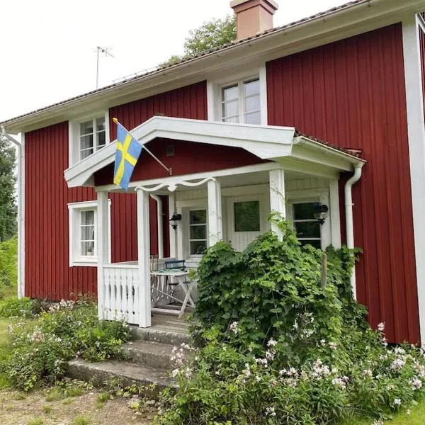 Ekhult Lake Rusken - 2 cottages - fantastic nature，位于Rörvik的酒店