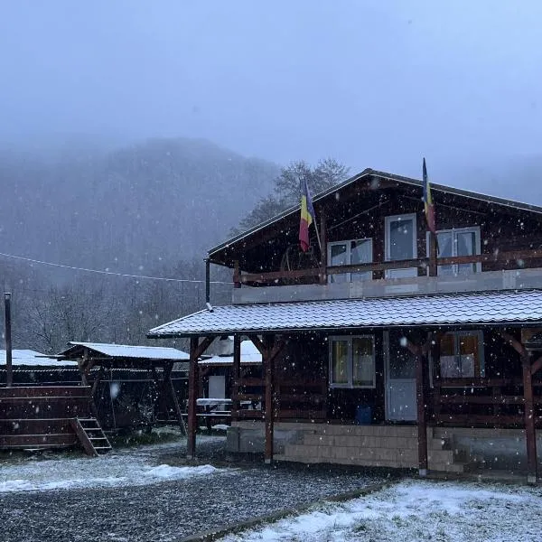 Cabană la poalele munților cu ciubăr，位于Jieţ的酒店