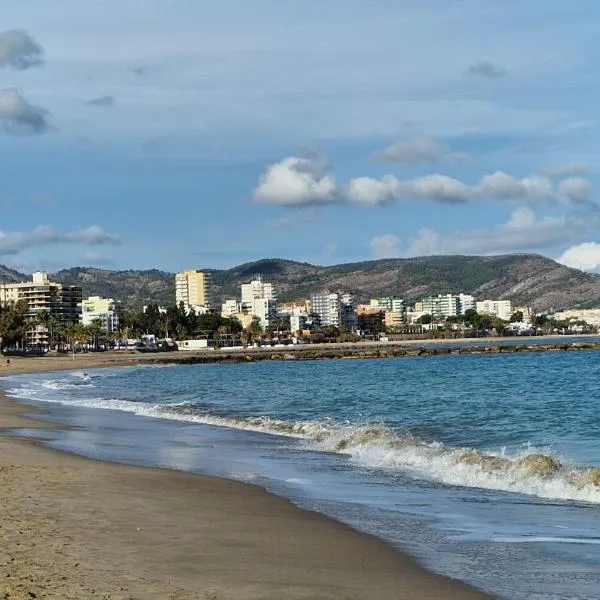 Stunning sea vistas by the beach，位于贝尼卡西姆的酒店