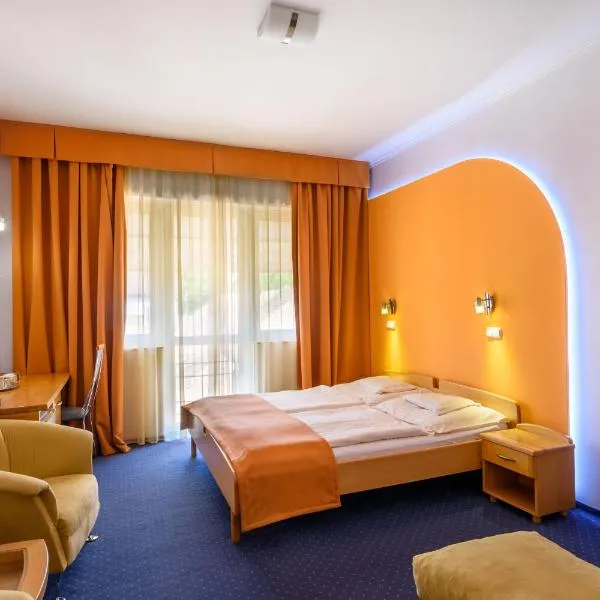 Hotel Négy Évszak，位于Nádudvar的酒店