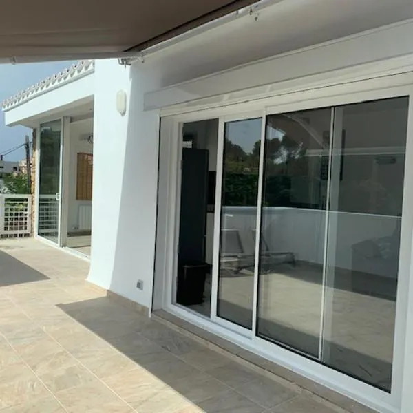 T2 climatisé + parking 500 m plage/centre ville，位于罗列特海岸的酒店