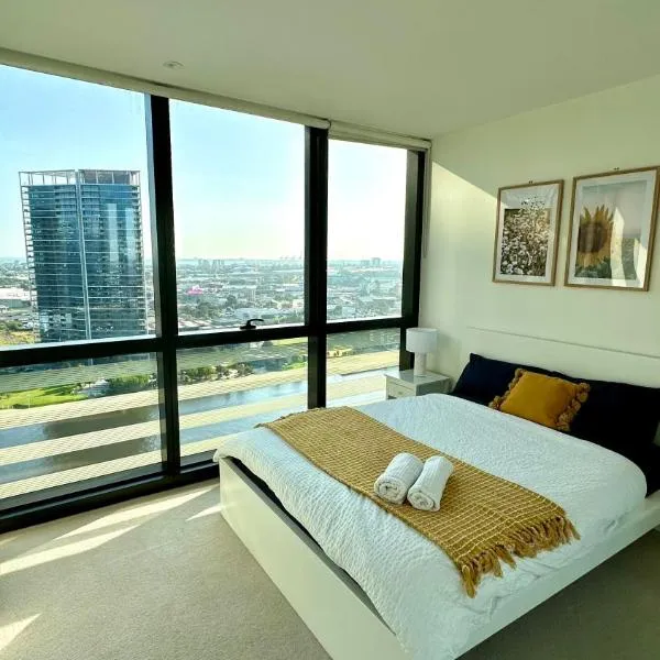 Free Parking Private Room in Docklands - Amazing View - Shared Washroom - Homestay with Host，位于墨尔本的酒店