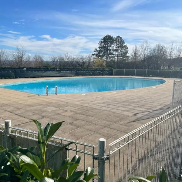 Appart 41 Montbéliard: calme et cosy + piscine，位于Sainte-Suzanne的酒店