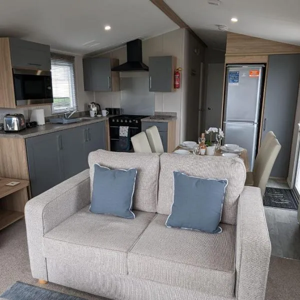 Stylish Modern Bright Caravan with Views sleeps 6 Littlesea Haven Weymouth，位于韦茅斯的酒店