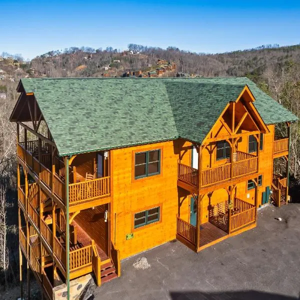Full Equipped Cabin with a Pool and Game Room Smokies Views，位于加特林堡的酒店