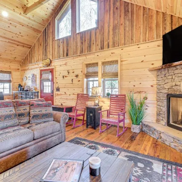 Dog-Friendly Cabin with Fire Pit and Hot Tub!，位于墨菲的酒店