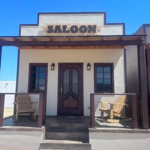 Grape Valley Old West Cabins，位于恩塞纳达港的酒店