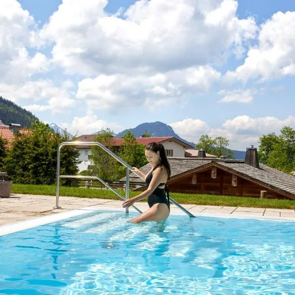 Alpin Lodges - Moderne Appartements mit Zugang zu 3000 qm SPA Panoramahotel Oberjoch，位于巴特欣德朗的酒店