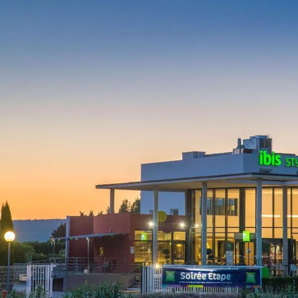 ibis Styles Pertuis Portes du Luberon，位于Villelaure的酒店