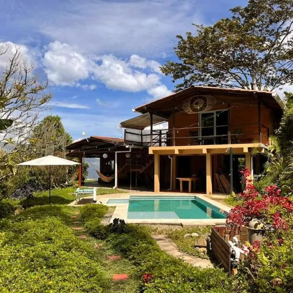 Casa Nutabe - Casa de Campo en Girardota cerca a Medellín，位于科帕卡瓦纳的酒店