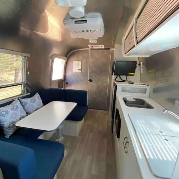 Modern Airstream with amazing view - 10 to 15 minutes from Kings Canyon National Park，位于Dunlap的酒店
