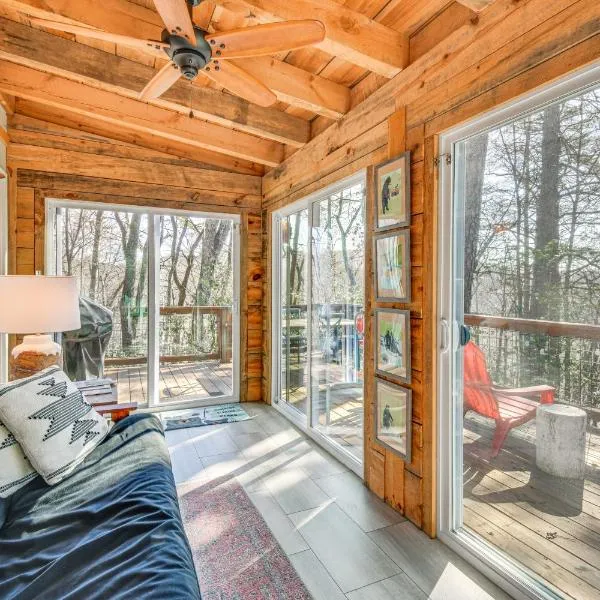 Classy Clayton Home with Views Less Than 1 Mi to Downtown!，位于克莱顿的酒店