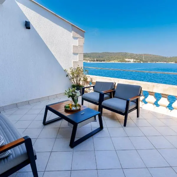 Seafront Penthouse，位于维斯的酒店