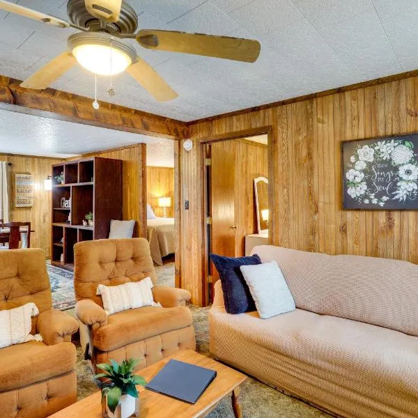 Heber Springs Cabin with Deck 3 Mi to Sugarloaf Mtn，位于Heber Springs的酒店