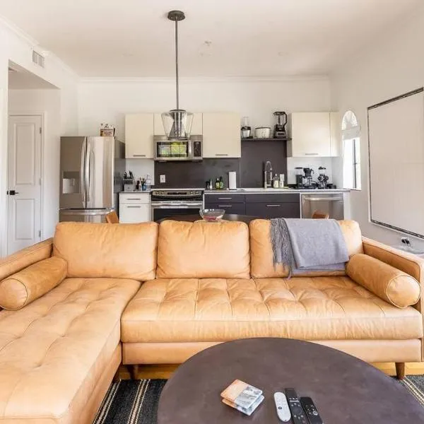 1BR/1Bath Downtown - Newly Renovated Premier Apt.，位于盖恩斯维尔的酒店