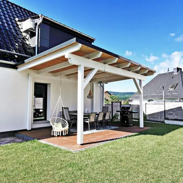 Exklusives FeelGood Ferienhaus - 212 qm mit Sauna, Garten, Grill - mit 2 Apartments - für Familien & Gruppen - in der Nähe vom Bergpark Wilhelmshöhe & Kassel!，位于索恩堡的酒店