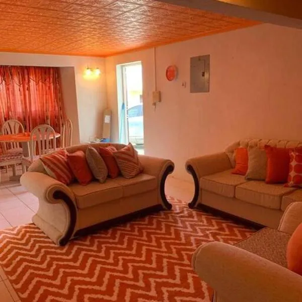 Lovely 2 bedroom condo with WiFi in a quiet area, 7-10 minutes away from both the airport and Oistins，位于基督教堂市的酒店