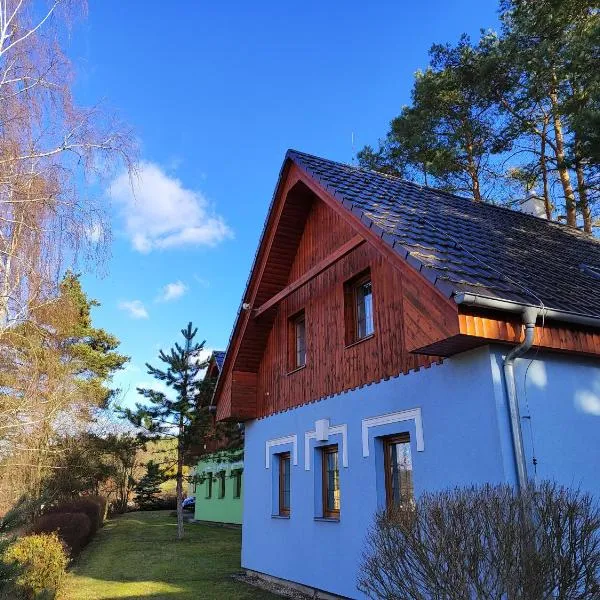 Pronájem domu u řeky Lužnice v soukromém areálu-blue，位于Koloděje nad Lužnicí的酒店